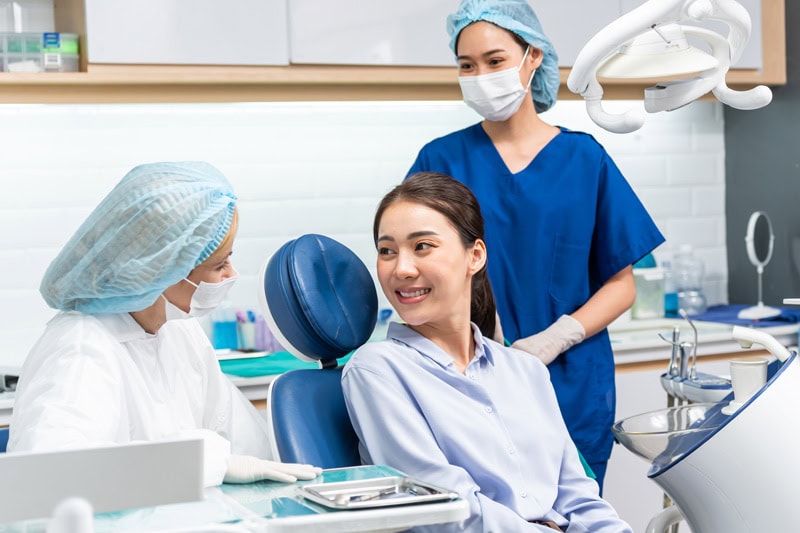 t32-img-dentist-patient-examine t32-img-dentist-patient-examine